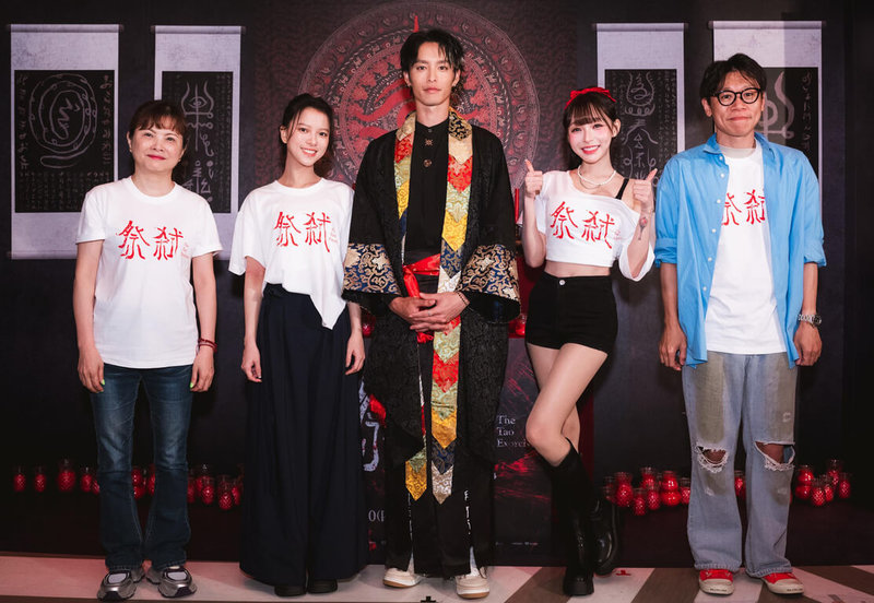 電影「祭弒」在西門威秀影城打造電影主題展，17日舉辦揭幕活動，監製曾禎（左起）與演員項婕如、曹佑寧、林襄、導演邱晧洲出席。（威視提供）中央社記者王心妤傳真　115年4月17日