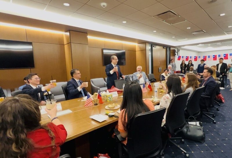 駐洛杉磯台北經濟文化辦事處長馬博元（站立者）會見亞利桑那州參眾議員，台美雙方用珍珠奶茶舉杯，慶祝雙方友誼。（駐洛杉磯辦事處提供）中央社記者林宏翰傳真　115年4月17日