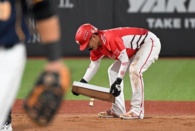 中華職棒味全龍隊外野手郭天信（右）17日在天母棒球場面對中信兄弟隊，第1局盜上二壘，跨季連續22次盜壘成功改寫聯盟紀錄，他也將壘包拆下留念。（味全龍隊提供）中央社記者蘇志畬傳真　115年4月17日