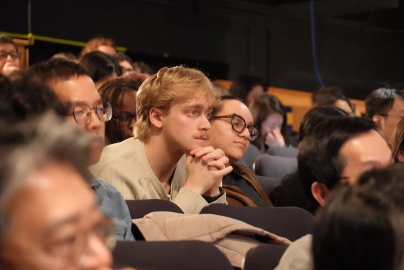 台灣半導體發展史「造山者」15日晚間在蒙特婁大學電影院舉行放映會，現場觀眾凝神觀影。（駐蒙特婁辦事處提供）中央社記者胡玉立多倫多傳真　115年4月17日