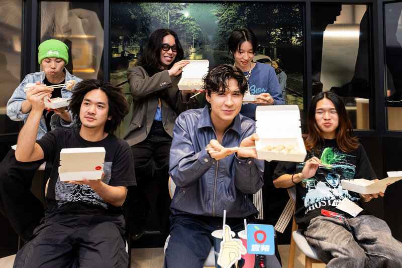 日本樂團Billyrrom（圖）17日受訪分享5度來台心情，現場大啖小籠包、喝手搖飲，18日晚間將開唱會粉絲。（Billyrrom提供）中央社記者王心妤傳真　115年4月17日