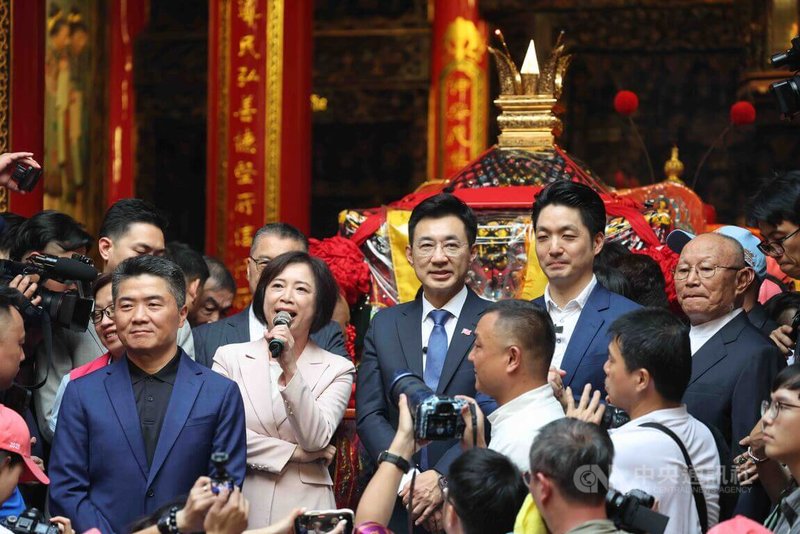 台中大甲鎮瀾宮媽祖9天8夜遶境進香活動在17日晚間10時5分正式起駕，包含台北市長蔣萬安（後右2起）、立法院副院長江啟臣、民進黨立委何欣純等藍綠政治人物皆到場共襄盛舉中央社記者趙麗妍攝　115年4月17日