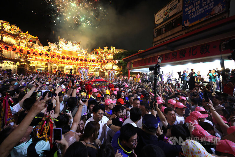 台中大甲鎮瀾宮媽祖9天8夜徒步遶境進香於17日晚間10時5分熱鬧起駕，萬名信眾到場參與，恭送媽祖出巡。中央社記者趙麗妍攝　115年4月17日