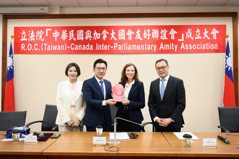 立法院副院長江啟臣（左2）今天出席「中華民國與加拿大國會友好聯誼會」成立大會，他表示，將成為台加國會的重要交流平台，可望強化雙邊關係。 （立法院提供）中央社記者王承中傳真 115年4月17日