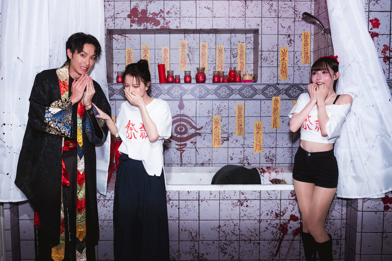 電影「祭弒」在西門威秀影城打造電影主題展，演員曹佑寧（左起）、項婕如、林襄17日參觀，並受訪分享拍攝花絮。（威視提供）中央社記者王心妤傳真　115年4月17日