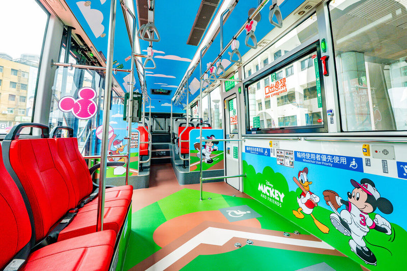 桃園市政府17日宣布推出「TAB新桃園幹線」，12條幹線公車中包括5條既有路線優化和7條新路線，還推出迪士尼主題彩繪公車。（桃園市政府提供）中央社記者葉臻傳真　115年4月17日