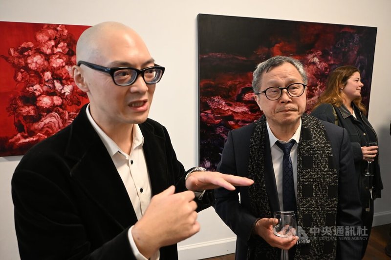 駐歐盟兼駐比利時代表謝志偉（右）出席常陵個展開幕式，常陵（左）介紹展出的作品與創作理念。中央社記者吳柏緯布魯塞爾攝 115年4月17日