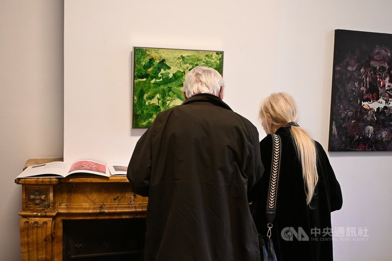 常陵的個展「假如故鄉」從16日開始在布魯塞爾的畫廊展出，看展民眾在作品前面駐足。中央社記者吳柏緯布魯塞爾攝 115年4月17日