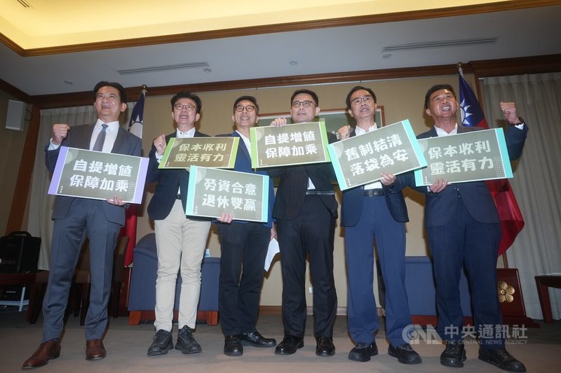 民進黨立委賴瑞隆（右3）17日偕同黨籍立委李昆澤（右2）、林俊憲（左）、郭國文（左2）、許智傑（右）、鍾佳濱（左3）等共同舉行記者會，呼籲啟動純舊制勞工權益改革，建立銜接機制，保障勞工退休生活。中央社記者徐肇昌攝　115年4月17日