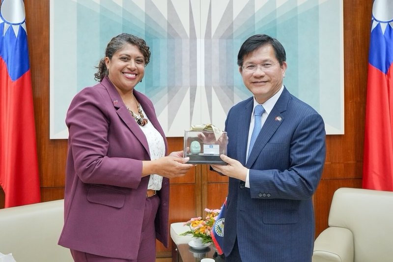 外交部長林佳龍（右）16日接見貝里斯教育部次長馬希雅（左）。（外交部提供）中央社記者吳書緯傳真　115年4月17日