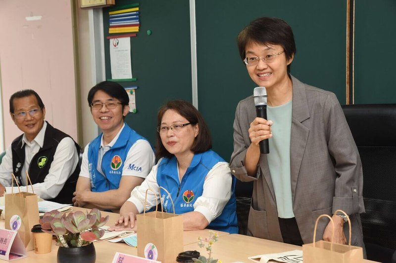 客委會主委古秀妃（右1）17日到苗栗縣銅鑼鄉中興國小附幼，了解沉浸式客語教學推動情形，也感謝縣府多年來支持各項客家政策，讓客家母語和文化能永續薪火相傳。（苗栗縣政府提供）中央社記者管瑞平傳真　115年4月17日