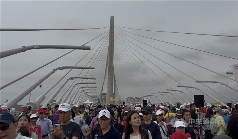 淡江大橋預計5月12日通車，一系列參訪及慶祝活動接續展開，新北市政府17日下午舉行首場暖身活動「淡水八里．橋見未來」，吸引上萬民眾登橋參訪、共襄盛舉。 中央社記者曹亞沿攝　115年4月17日