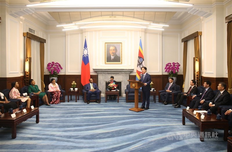 圖為總統賴清德（立者）2024年5月21日在總統府與史瓦帝尼王國國王恩史瓦帝三世（左4）進行雙邊會晤。（中央社檔案照片）