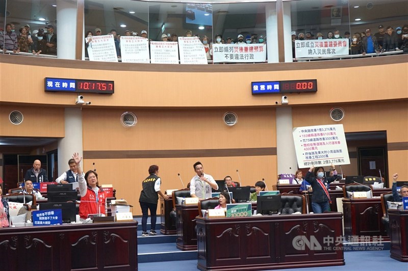 圖為花蓮縣府總預算未列審議，議員正反兩派爭執。（中央社檔案照片）
