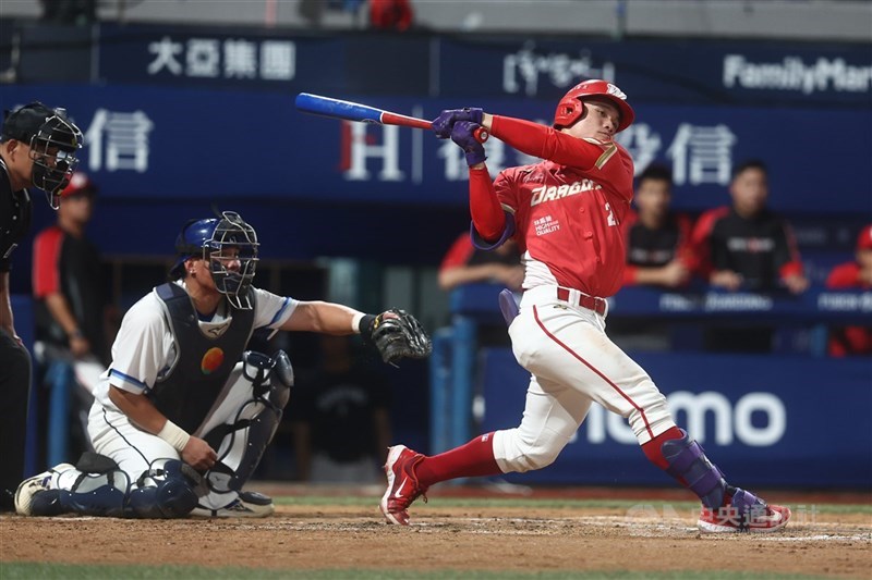 圖為中華職棒味全龍隊李凱威（右）。（中央社檔案照片）