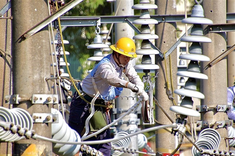 台糖、台電、台灣中油及台水今年招考總名額暫定394名，起薪每月約新台幣4萬6000元。圖為台電今年1月舉辦技能競賽。（中央社檔案照片）