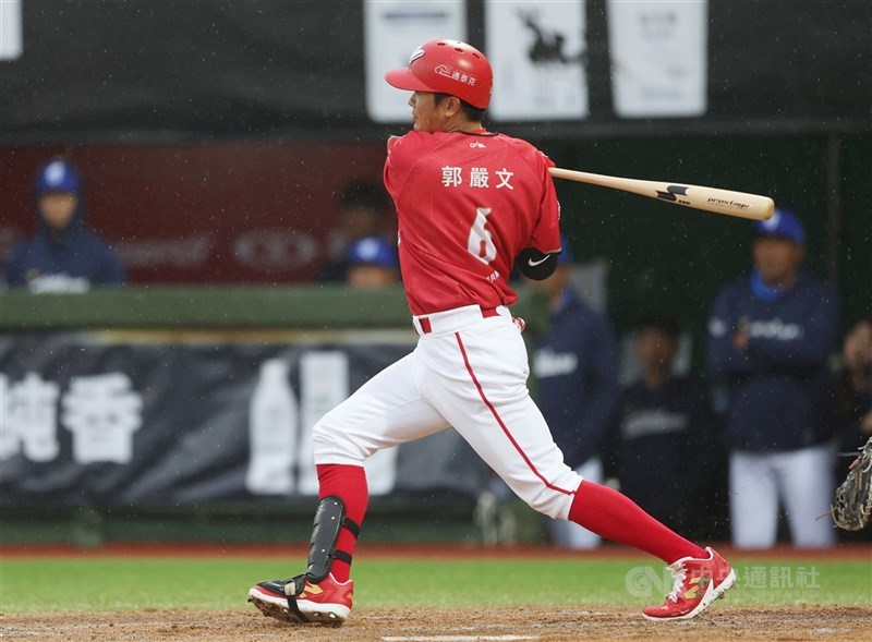 圖為中華職棒野手郭嚴文效力味全龍隊時期。（中央社檔案照片）