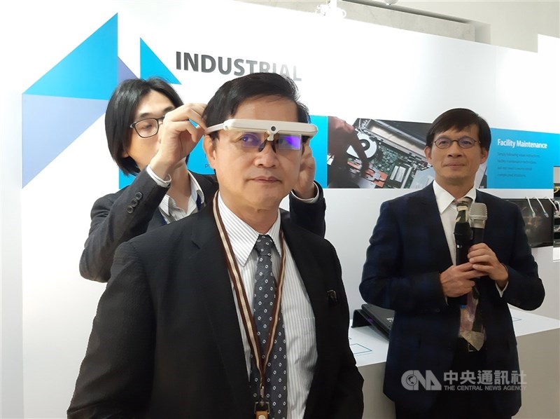 研調機構群智諮詢表示，人工智慧（AI）眼鏡具備時尚輕量、實用、低成本優勢，可望成手機的延伸。（中央社檔案照片）