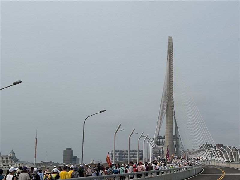 淡江大橋通車前首場暖身活動「淡水八里．橋見未來」17日下午登場，陸續湧入上萬民眾，以漫步方式參觀橋體工程、欣賞跨河視角。 中央社記者曹亞沿攝　115年4月17日