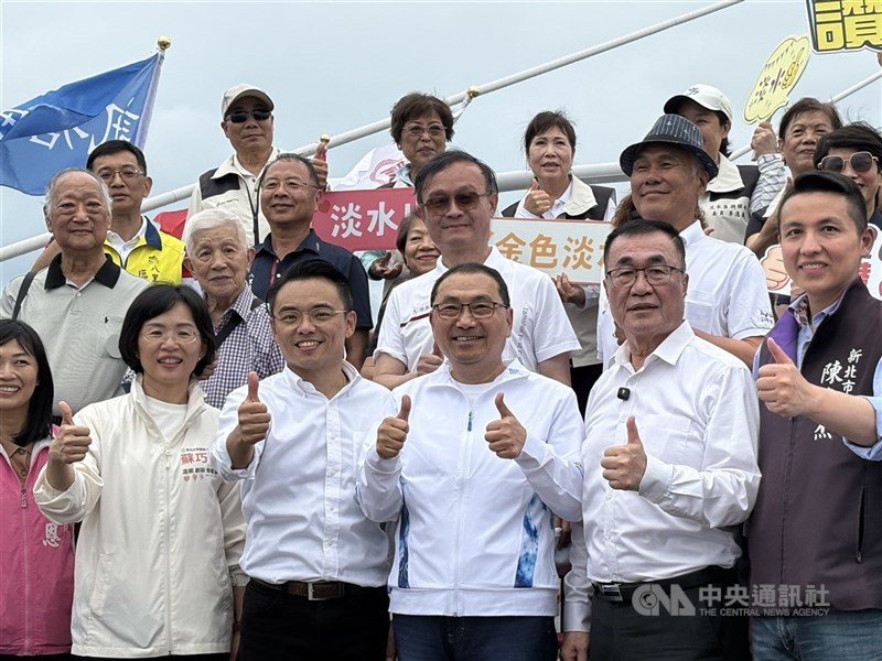淡江大橋通車在即，新北市政府17日舉行暖身活動，開放民眾登橋參訪。新北市長侯友宜（前右3）、國民黨新北市長參選人李四川（前右2）與民進黨新北市長參選人蘇巧慧（前右5）等人出席，同框合影。 中央社記者曹亞沿攝　115年4月17日