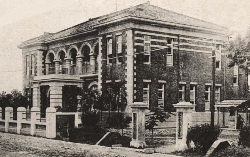 高雄市立圖書館曹公分館近日進行耐震補強工程，過程中意外露出百年前「鳳山街役場」構造，文史團體盼能完整盤點建物狀況並重現原貌。（打狗文史再興會社提供）中央社記者林巧璉傳真　115年4月17日