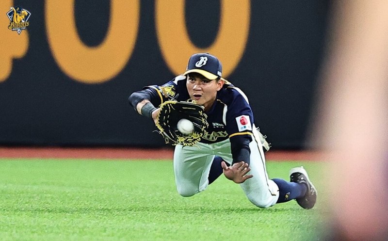 中華職業棒球大聯盟中信兄弟隊野手岳政華（圖）17日例行賽面對味全龍隊，在中外野飛撲，美技接殺味全龍隊打者李凱威敲出的強勁平飛球。（中信兄弟隊提供）中央社記者蘇志畬傳真　115年4月17日