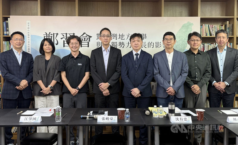 東海大學中國大陸暨區域發展研究中心17日舉辦「鄭習會對台灣地方選舉與統獨勢力消長的影響」座談會，大陸委員會副主任委員沈有忠（右4）、東海大學政治學系主任張峻豪（左4）、民進黨台中市議員周永鴻（右3）、張家銨（左2）、江肇國（左3）等人出席。中央社記者蕭博陽台中攝　115年4月17日