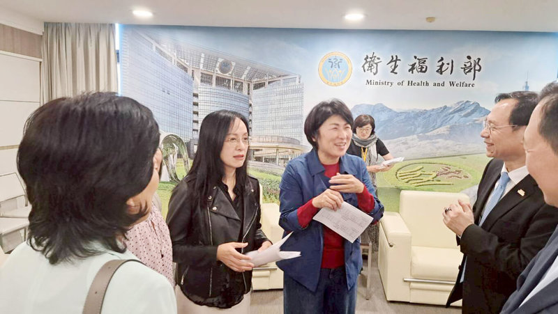 台東縣政府推動將原住民族家庭服務中心納入一般社福體系，經綜整各方意見並與中央協調，決定維持原家中心現行服務計畫穩定運作。圖為民進黨立委陳瑩（左2）日前陪同台東縣長饒慶鈴（左3）前往衛福部，爭取調高中央補助款。（陳瑩國會辦公室提供）中央社記者盧太城台東傳真　115年4月17日