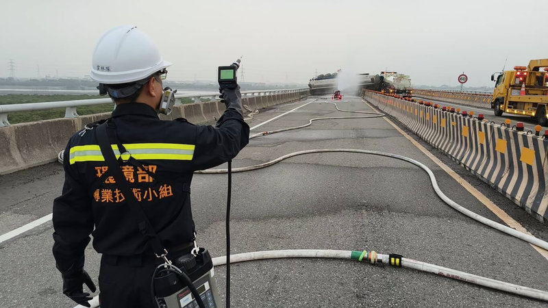 台61線西濱快速公路中彰大橋路段17日凌晨發生5車追撞事故，造成1輛化學槽車翻覆，槽內醋酸甲酯（也稱乙酸甲酯）外滲路面，彰化縣消防局及環境部等相關單位到場協助處置。（民眾提供）中央社記者鄭維真傳真　115年4月17日