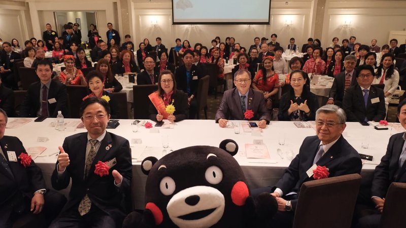 台灣國際美食創新交流協會17日在熊本台日會館舉行熊本分會成立大會，人氣吉祥物熊本熊到場站台。熊本縣知事木村敬（前排左1）、駐日代表處農業組組長王清要（第2排左4）、協會總會長何淑子（第2排左2），以及熊本分會會長錢妙玲（第2排左3）與會。（熊本分會提供）中央社記者戴雅真東京傳真 115年4月17日