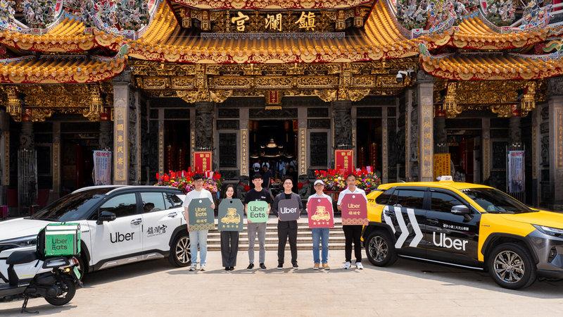 大甲媽祖遶境進香將於17日晚間起駕，外送平台業者與大甲鎮瀾宮合作，推出限量「聯名平安符」，將大甲媽祖的庇佑分享給外送合作夥伴及合作車隊職業駕駛。（外送平台業者提供）中央社記者郝雪卿傳真  115年4月17日