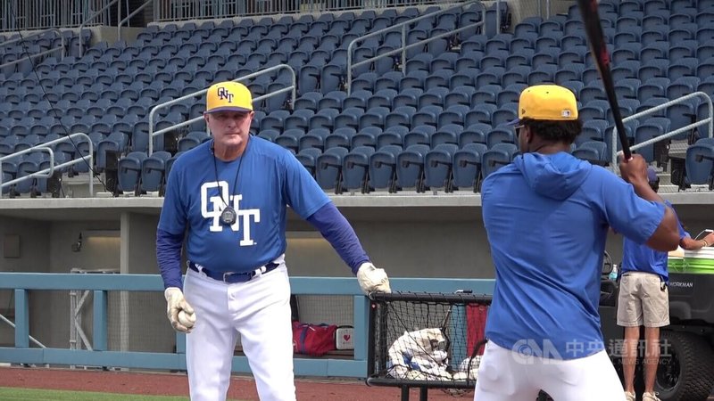 美國職棒洛杉磯道奇連2年奪世界大賽冠軍，球團與基層的教練、職員分享榮耀，送給每人一枚冠軍戒指。圖左為小聯盟1A總教練舒梅克（John Shoemaker）。中央社記者林宏翰洛杉磯攝　115年4月17日