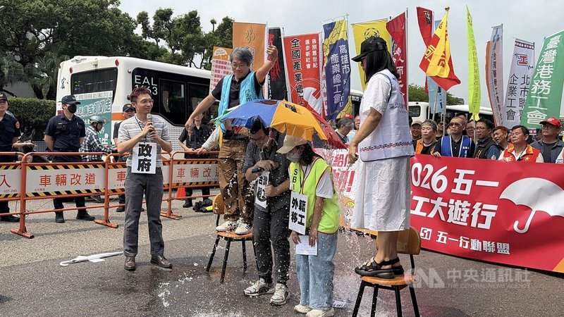 數十個工會及NGO團體發起的「五一行動聯盟」17日在凱道舉行記者會，宣布2026年五一勞工遊行聚焦在勞工最關心的退休保障議題，現場演出行動劇，用破爛不堪的傘象徵退休制度看似有保障，但實際千瘡百孔。中央社記者吳欣紜攝　115年4月17日