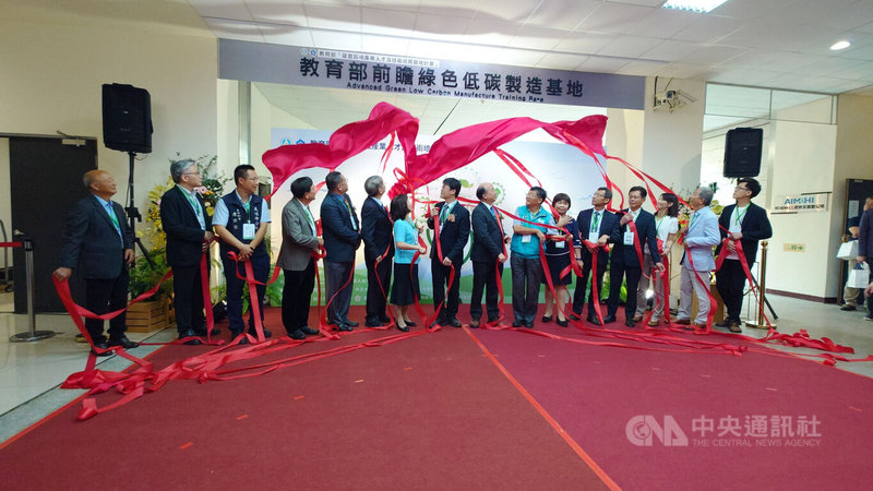 中正大學「前瞻綠色低碳製造基地」揭牌典禮17日舉行，教育部常務次長朱俊彰（右9）、嘉義縣副縣長劉培東（右7）、中正大學校長蔡少正（右8）與會。中央社記者蔡智明攝　115年4月17日