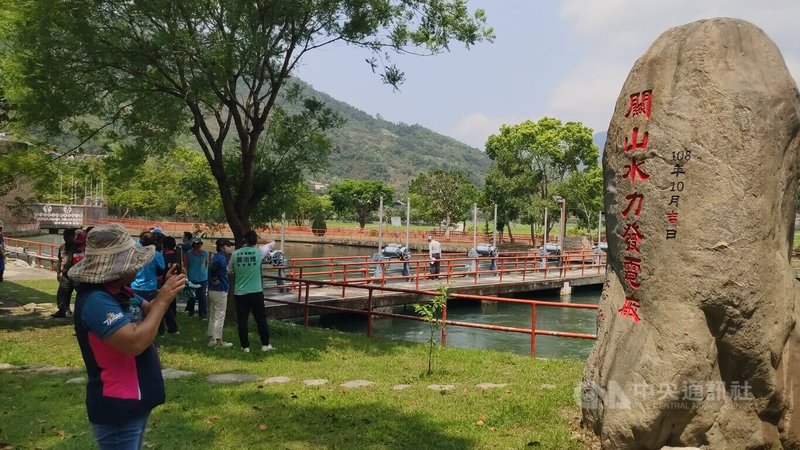 台東縣政府推動綠能，目前已有6座小水力及4座地熱發電，預計在2030年每年發電6億度，達到6成自主發電。圖為新武呂溪的小水力發電廠。中央社記者盧太城台東攝　115年4月17日