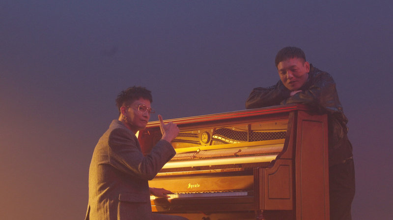 電影「死亡賭局」片尾曲「我愛你，再見」由歌手黃奇斌（左）作曲填詞、樂團玖壹壹成員春風（右）演唱，兩人片中飾演兄弟檔。（英傑哆影業提供）中央社記者王心妤傳真　115年4月17日