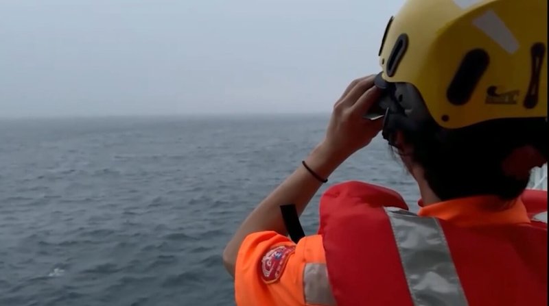 基隆籍漁船「全漁6號」16日火燒船，海巡署桃園艦16日深夜11時許抵達彭佳嶼東北約131浬案發海域，儘管海象惡劣增加作業難度，海巡人員不放棄任何希望，全力搜救失聯的台籍62歲張姓船長。（海巡署艦隊分署提供）中央社記者王朝鈺傳真　115年4月17日