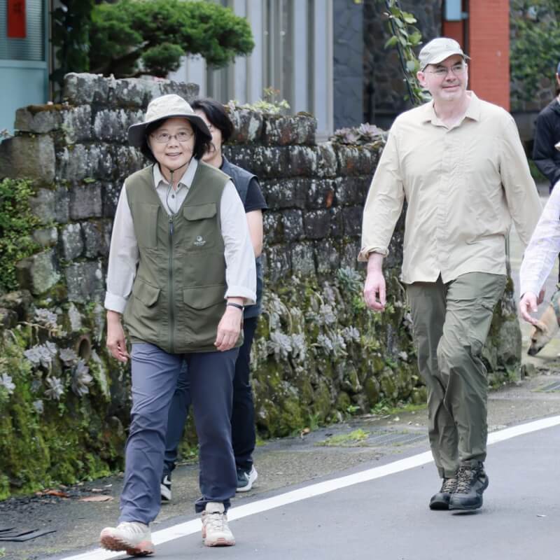 前總統蔡英文（左）17日表示，她和美國在台協會處長谷立言（右）相約爬山。（圖取自facebook.com/tsaiingwen）