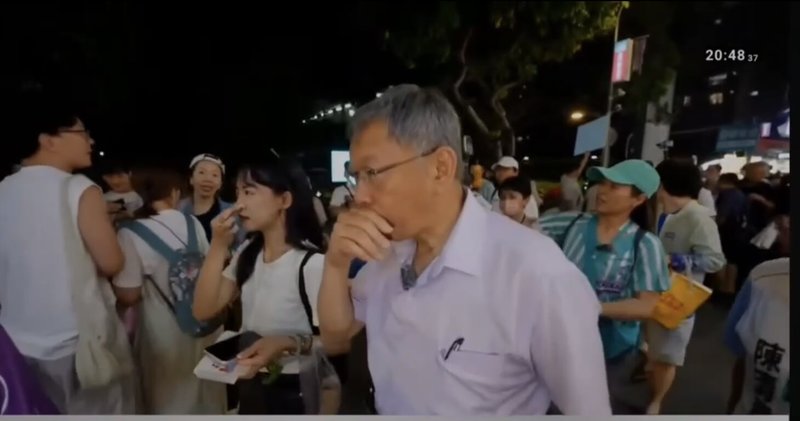 台灣民眾黨創黨主席柯文哲17日晚陪同黨籍台中市議員參選人劉芩妤前往逢甲夜市掃街時，疑遭不明人士接近後噴灑辣椒水，只見柯文哲面露不適掩口咳嗽。（劉芩妤提供）中央社記者郝雪卿傳真  115年4月17日