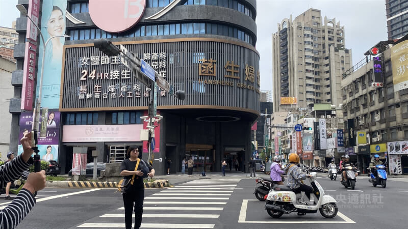 新北市板橋區菡生婦幼診所（圖）涉詐領健保費，金額達新台幣數百萬元，檢調16日兵分多路搜索並帶回逾10人，晚間移送新北地檢署複訊。中央社記者黃旭昇攝  115年4月17日