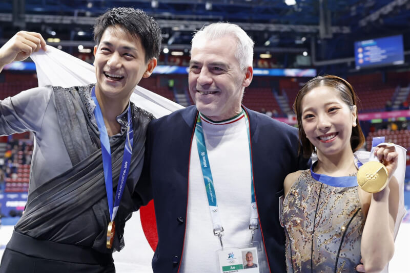 「璃來龍」於2019年開始搭檔後，以加拿大為據點展開訓練、師從布魯諾（中）。（共同社）