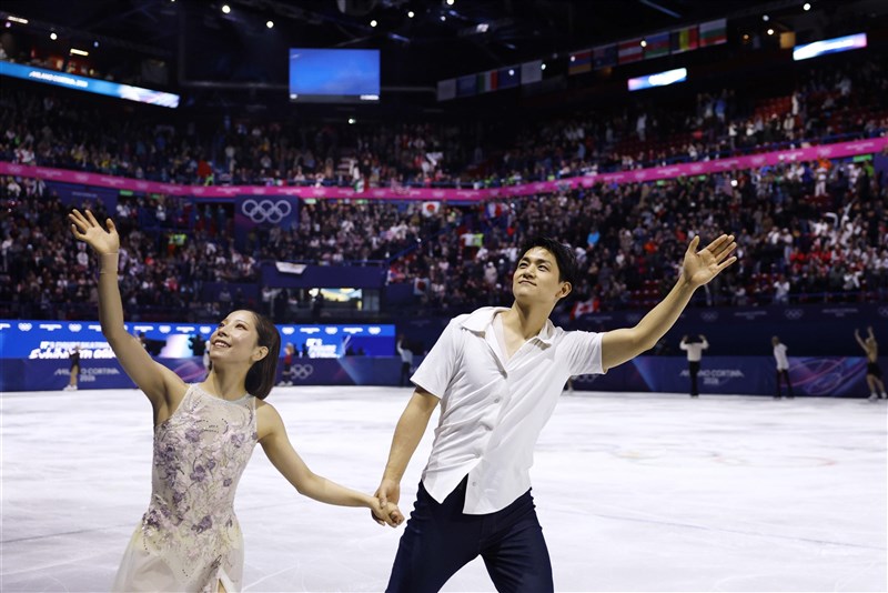 日本雙人花式滑冰組合三浦璃來（左）與木原龍一（右）17日在社群媒體上宣布退役。圖為兩人在米蘭冬奧表演賽後向群眾揮手致意。（共同社）