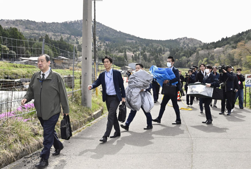 圖為日本警方17日前往嫌犯安達優季家中搜索。（共同社）