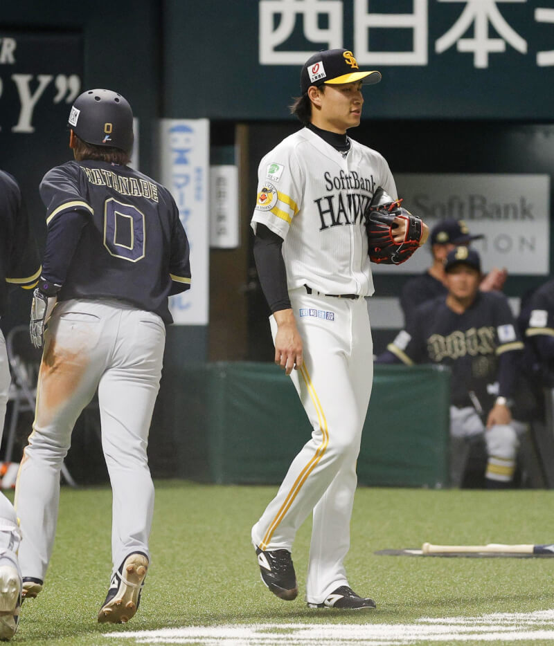 日職福岡軟銀鷹隊台灣投手徐若熙（右）17日先發出賽，總計投1.2局挨2轟，失掉7分責失分提前退場。（共同社）