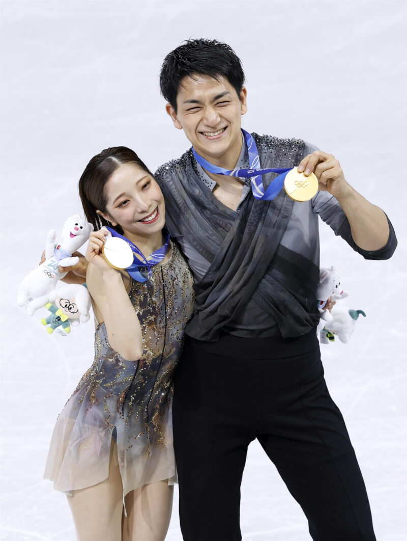 日本雙人花式滑冰選手三浦璃來（左）與木原龍一（右）2月在米蘭冬奧雙人花式滑冰賽事奪下金牌。（共同社）