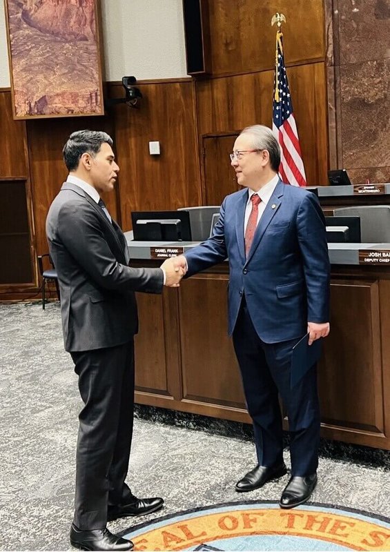 亞利桑那州眾議會議長蒙特內哥羅（Steve Montenegro）（左）與駐洛杉磯台北經濟文化辦事處長馬博元（右）在議場內握手。（駐洛杉磯辦事處提供）中央社記者林宏翰傳真 115年4月17日