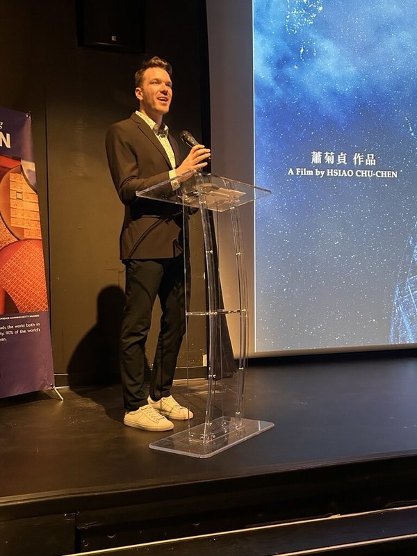 加拿大亞太基金會（APFC）蒙特婁辦事處代表維優（Alexandre Veilleux）15日晚間在「造山者」紀錄片放映會中致詞表示，半導體讓台灣成為全球不可或缺的重要夥伴。（駐蒙特婁辦事處提供）中央社記者胡玉立多倫多傳真　115年4月17日