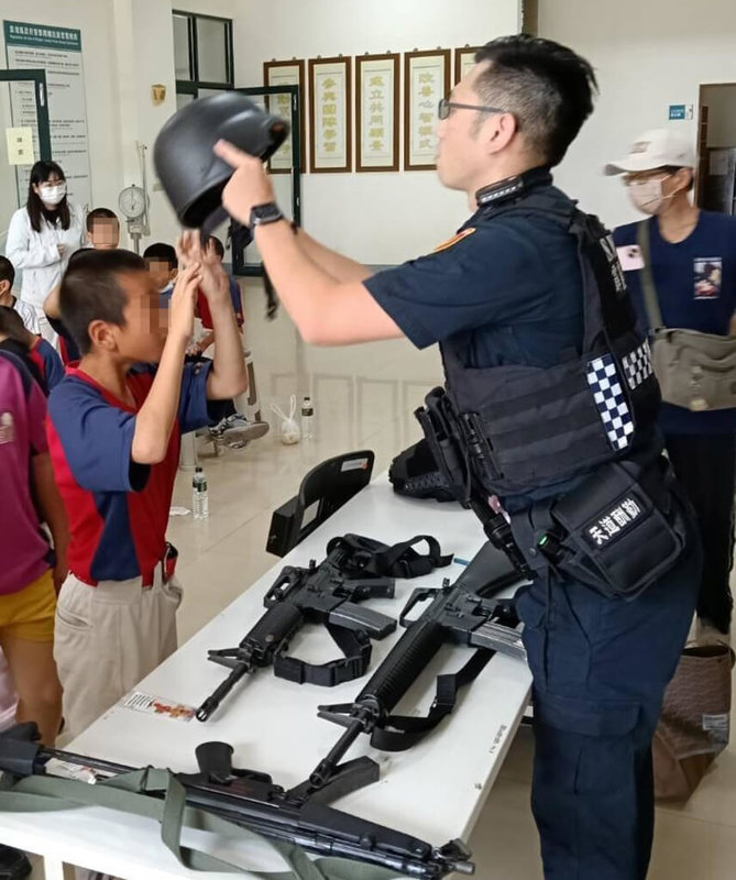 澎湖縣警察局舉辦「小小警察體驗營」，17日邀請棒球名校講美國小40名小朋友率先體驗，孩子們難得扮演一日小警察，都相當開心。（澎湖縣警察局提供）中央社　115年4月17日