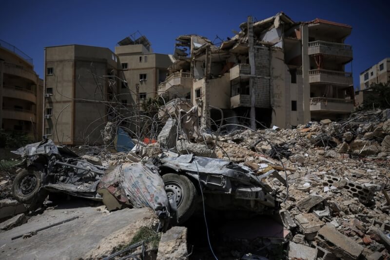 以色列16日空襲黎巴嫩後，南部城市泰爾一座醫院附近受損嚴重。（路透社）