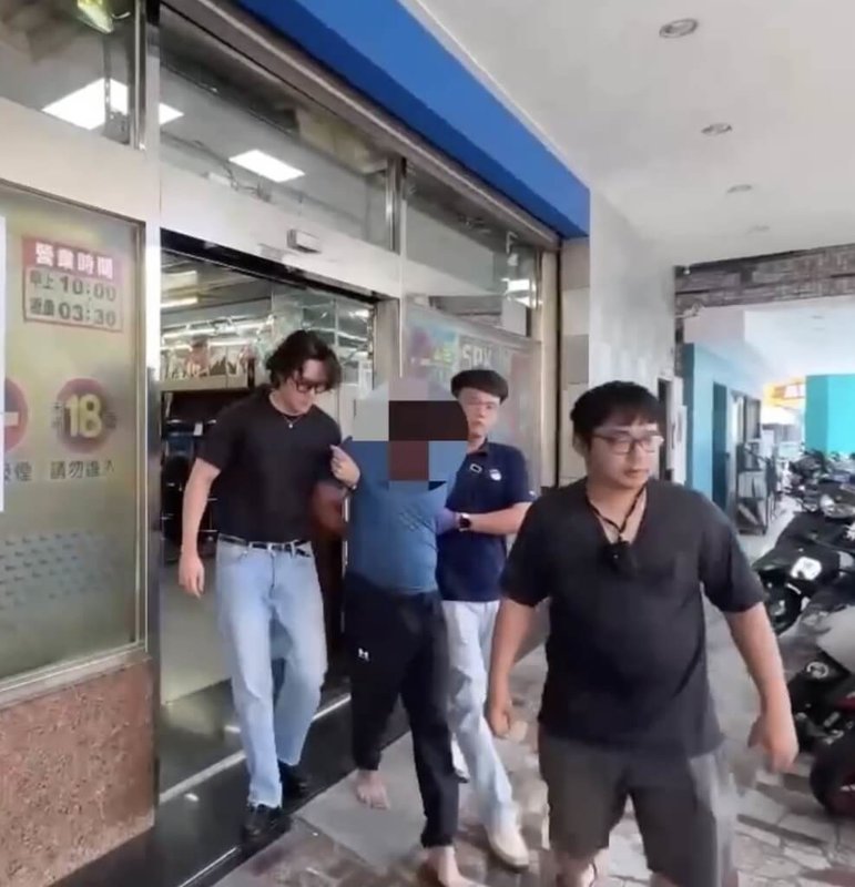 高雄市賴姓男子（左2）日前騎車到台南市永康區某銀樓佯裝消費，卻趁店家不注意時搶走4條金項鍊，隨後棄車逃回高雄，警方16日循線在高雄一家電子遊藝場將人逮捕到案。（台南市警局提供）中央社記者張榮祥傳真　115年4月17日